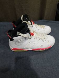lot 1770 image: Jordan 6 Retro White Infrared Black Youth Size 6Y 384665-123