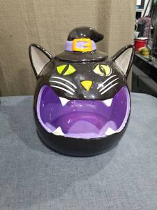 lot 1782 image: Members Mark Ceramic Halloween Candy Bowl Black Cat Color-Changing LED