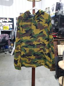 lot 1810 image: Forever 21 Men Camouflage Hoodie Size L