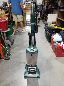 lot 1832 image: Shark Lift-Away Upright Carpet Cleaner