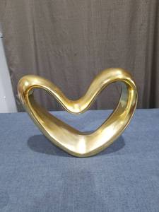 lot 1891 image: Gold Tone Abstract Heart Sculptural Decor