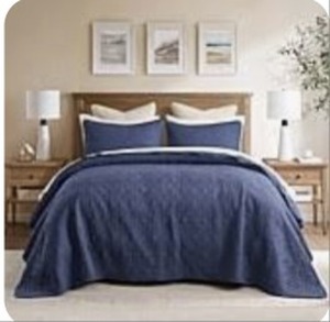 Linden Street Braden 3-Piece Quilt Set in a navy blue color KING SIZE