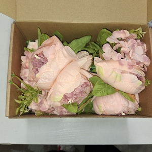 lot 45472 image: Fake Flowers for house decor