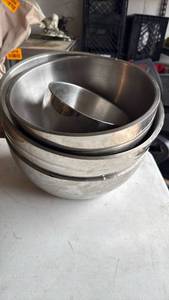 lot 5034 image: Lot of Aluminum Round Baking Pans with Insert - Retail $0