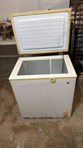 lot 5070 image: White Chest Freezer with Cream Trim - Retail $0