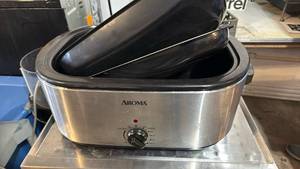 lot 5126 image: Aroma Slow Cooker with Lid and Inserts - Retail $0