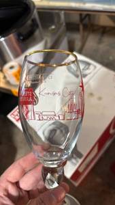 lot 5131 image: 24 glasses (whole case) of Stella Artois collectors  Kansas City Skyline Glass 10 cl Gold Rim - Retail $0