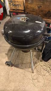 lot 5181 image: Charcoal Kettle Grill with Lid and Wheels - Retail $0