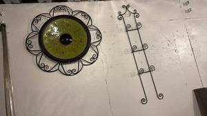 lot 5184 image: Wall Art Decor Round Metal Frame with Green Center Plate - Retail $0