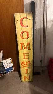 lot 5186 image: Come In Wood Sign with Red Lettering - Retail $0