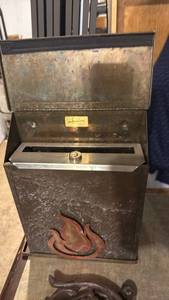 lot 5197 image: Mailboxes.com Wall-Mount Mailbox - Retail $0