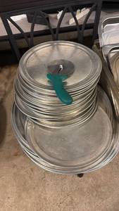lot 5203 image: Pizza cutter and lot of pizza tins - Retail $0