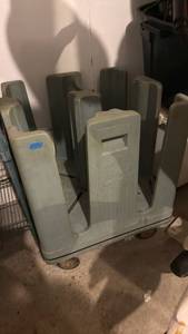 lot 5216 image: Rubbermaid Dish Caddy Mobile Unit with Dividers - Retail $0