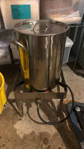 lot 5218 image: Commercial Soup Kettle Warmer with Stand and Lid - Retail $0