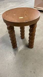 lot 3017 image: Round Side Table with Spiral Turned Legs