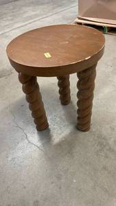 lot 3018 image: Round Side Table with Spiral Turned Legs