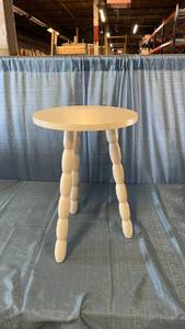 lot 3026 image: Round Side Table with Turned Legs