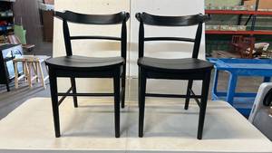 lot 8010 image: Set of 2 Black Dining Chairs with Curved Backrest