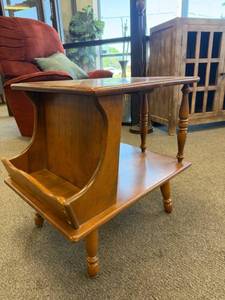 lot 901 image: MCM end table with magazine rack 22 x 18 x 24 in