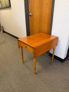 lot 902 image: Conant Ball single drawer drop leaf table 24 x 33 x 26 in open