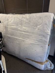 lot 903 image: Queen Serta iSeries mattress with Reverie adjustable base