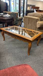 lot 906 image: Drexel glass top coffee table 17 x 44 x 24 in (edge of corner of glass is chipped)