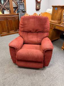 lot 907 image: La-Z-Boy red upholstered recliner42 x 36 x 28 in seat width 19 in