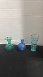 lot 1033 image: Blue tinted bud vases tallest is 5.5 inches