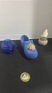 lot 1035 image: McCoy Pottery blue speckled Dutch clog shoe planter, and more