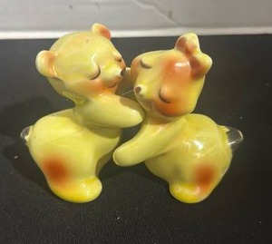 Vintage Van Tellingen ceramic bear hugger salt and pepper shakers
