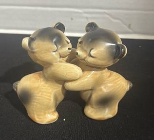 lot 1043 image: Vintage Van Tellingen ceramic bear hugger salt and pepper shakers