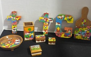 lot 1052 image: Wooden hand painted crosses, trinket boxes, tray and more from El Salvador