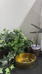 lot 1058 image: Faux greenery and home decor