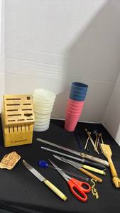 lot 1077 image: Tupperware, plastic cups, knife block and more