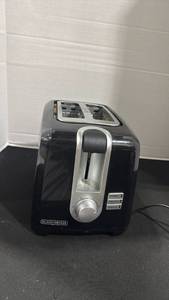 lot 1083 image: Black and decker 2 slice toaster