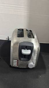 lot 1085 image: Black and decker 2 slice toaster