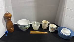 lot 1086 image: Corning ware mugs and more