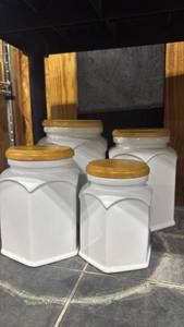 lot 1087 image: Set of 4 White Ceramic Storage Jars with Wood Lids