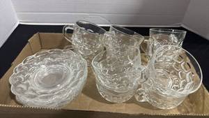 lot 1091 image: Glass cups and saucers