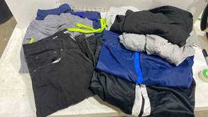 lot 1202 image: Mens sweats sz L and M and jeans 3332