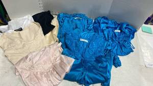 lot 1209 image: Ladies nightgown and robe set with half slip, nightie and more sz Med and Lg
