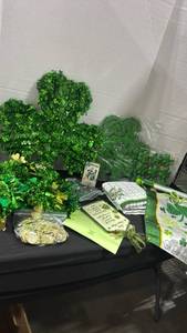 lot 1305 image: St Patricks day decor