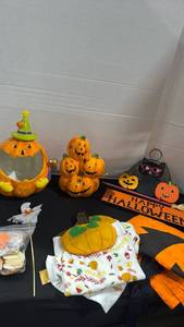 lot 1307 image: Halloween decor