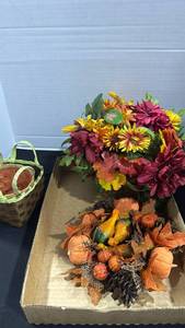 lot 1309 image: Fall decor