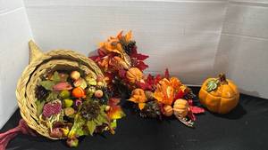 lot 1312 image: Fall decor