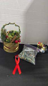 lot 1318 image: Christmas decor