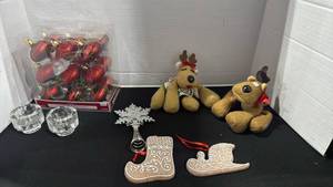 lot 1322 image: Christmas ornaments and decor