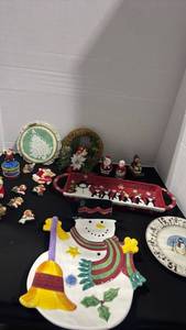lot 1323 image: Christmas platters, magnets and decor