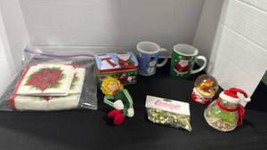 lot 1326 image: Christmas decor and paper napkins