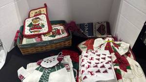 lot 1327 image: Christmas towels, oven mitts and more